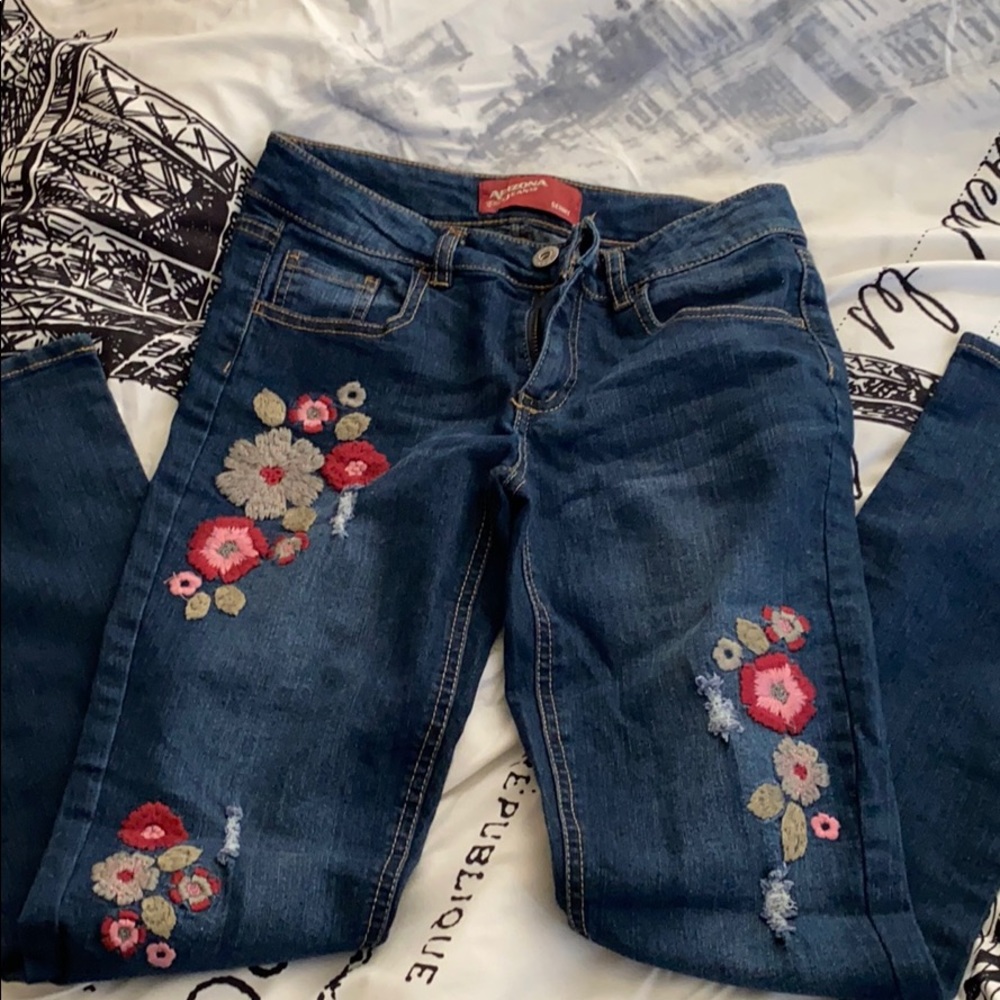 NWOT arizona flower embroidered jeans